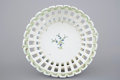 A Niderviller porcelain open-worked basket on stand, 18/19th C.